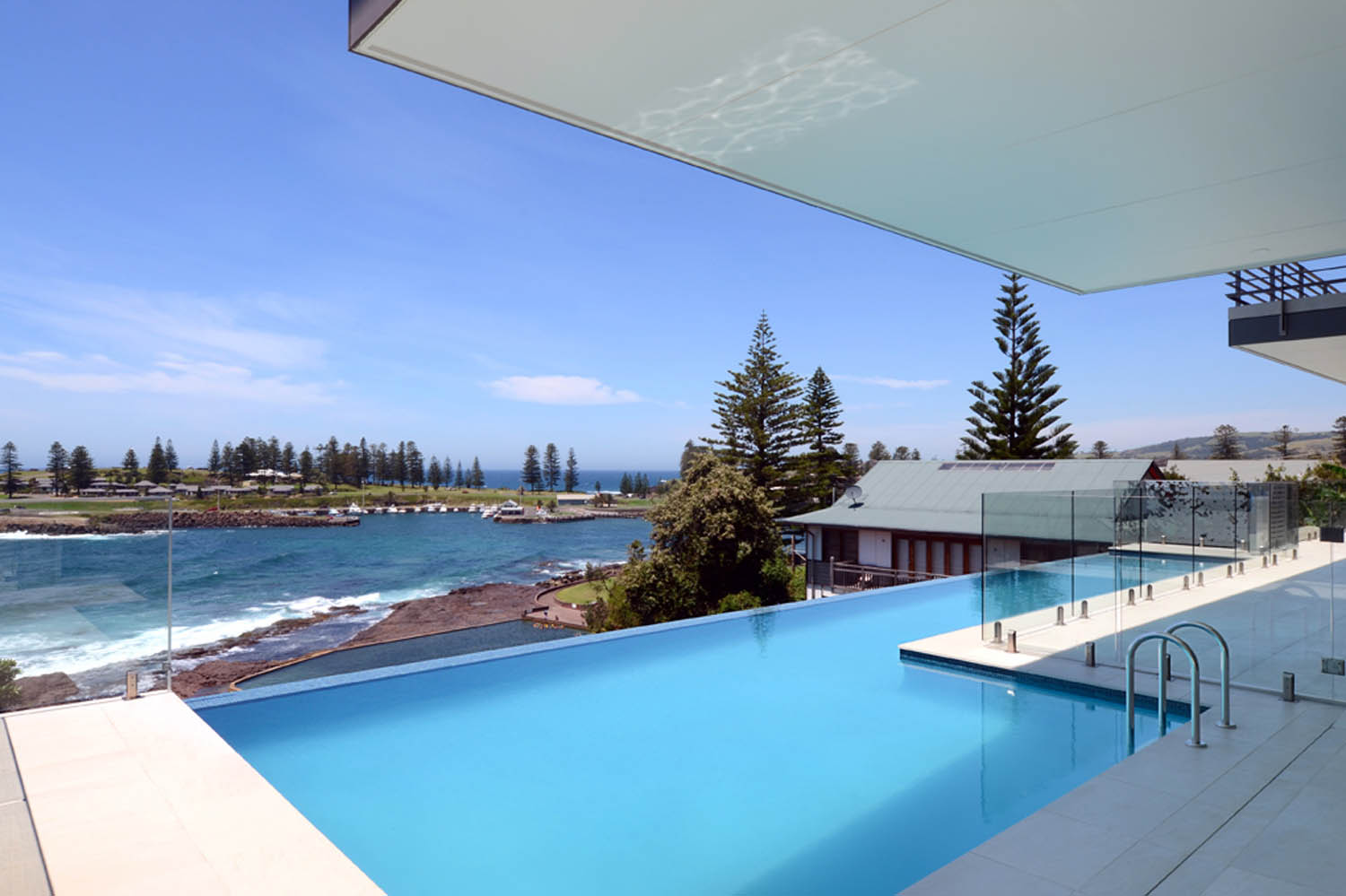 A luxurious pool in Kiama, NSW, perfectly positioned to capture panoramic ocean views, built by Lime Building Group.
